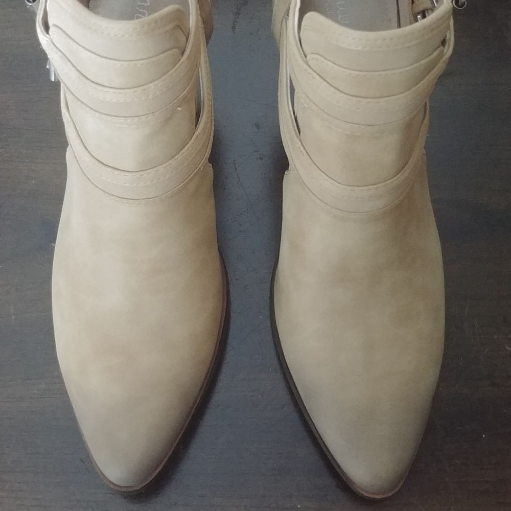 NEW 🌺 Charles David Naval Suede Booties